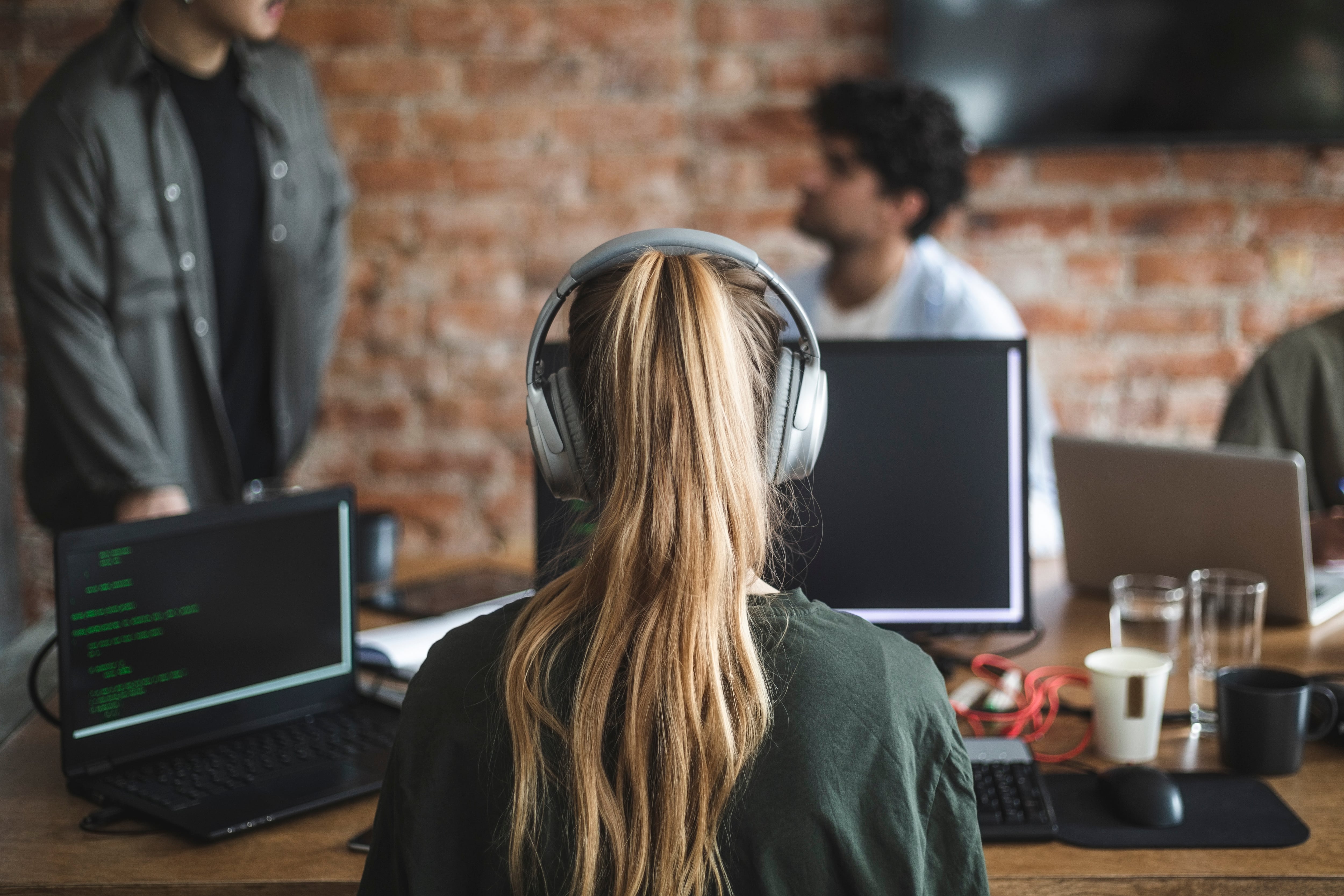 Aislados por los auriculares en el trabajo: ¿beneficiosos o perjudiciales?