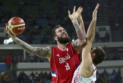 El serbio Miroslav Raduljica intenta vencer al croato Darko Planinic en el partido de cuartos de final de baloncesto. 