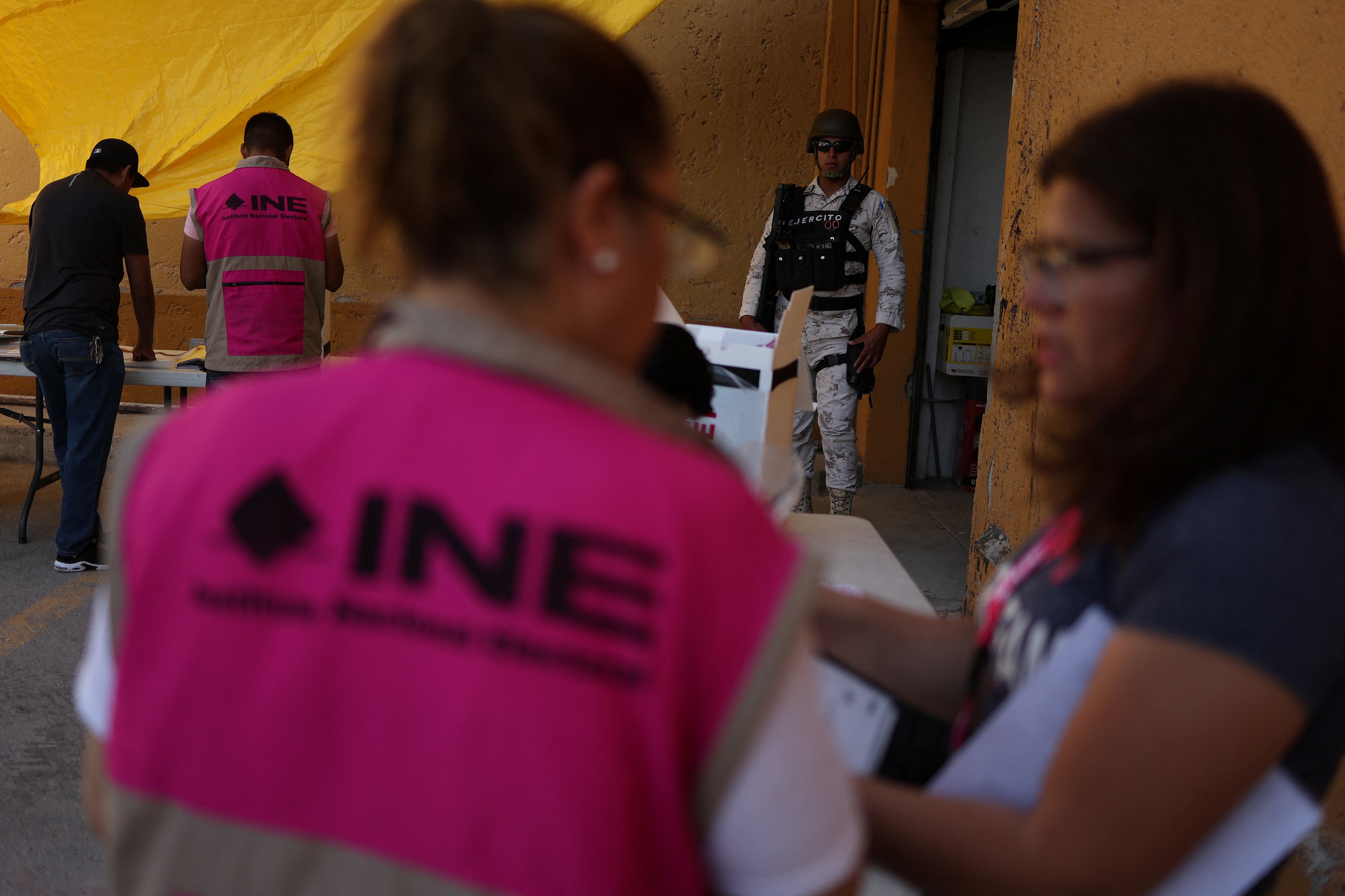 Un soldado resguarda a trabajadores del Instituto Nacional Electoral, en Ciudad Juárez, el 29 de mayo.