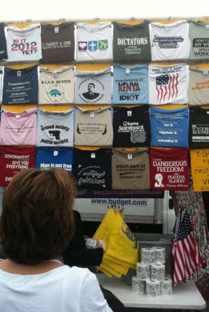 Muestra del <i>merchandising</i> que acompaña a la caravana del Tea Party.