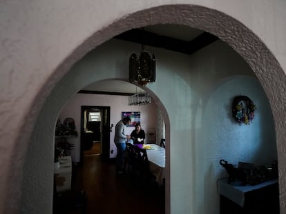 Jesus López, migrante latinoamericano, con su madre en su casa en Chicago, Illinois, en 2022.