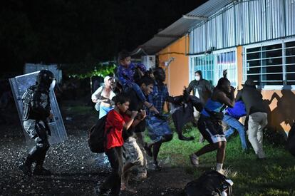 La madrugada del 1 de septiembre agentes de migración realizaron detenciones a personas que descansaban en Mapastepec, Chiapas. “Sí, vamos a seguir conteniendo" señaló el presidente de México, Andrés Manuel López Obrador.