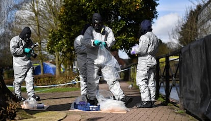 Policías británicos recogían unas muestras tras el envenenamiento de Serguéi y Yulia Skripal, en marzo de 2018 en Salisbury.