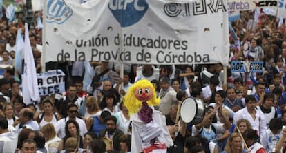 Docentes argentinos se movilizan frente al Ministerio de Educación.