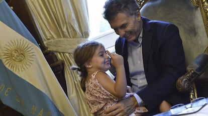 Mauricio Macri con su hija Antonia en el despacho presidencial, en Casa Rosada