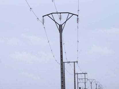 Vista de unas torres del tendido eléctrico, en una imagen de archivo.