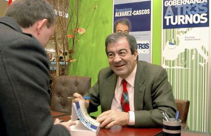 Álvarez-Cascos firma ejemplares de su libro 'Gobernanza a tres turnos'.