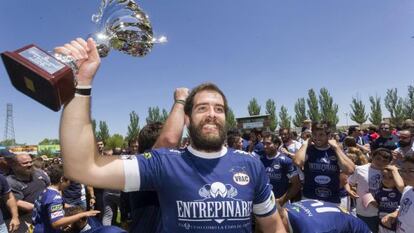 El capitán del Quesos, Borja Estrada, levanta el trofeo de División de Honor.