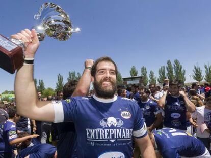 El capit&aacute;n del Quesos, Borja Estrada, levanta el trofeo de Divisi&oacute;n de Honor.