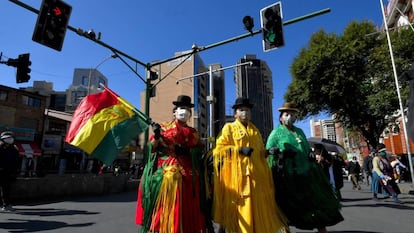 Manifestación en Bolivia contra la eliminación del Ministerio de Cultura para convertirlo en dependencia del de Educación, en medio de la crisis de la covid-19