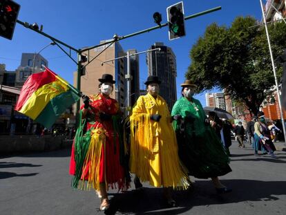 Manifestación en Bolivia contra la eliminación del Ministerio de Cultura para convertirlo en dependencia del de Educación, en medio de la crisis de la covid-19