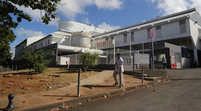 Fotografía del hospital de Mamoudzou, el único de la isla de Mayotte, que ahora está recibiendo apoyo de 70 sanitarios del Ejército francés.