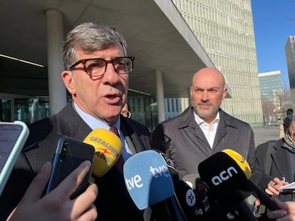 Saül Gordillo, en segundo plano, mientras su abogado, Carles Monguilod, atiende a los medios de comunicación.