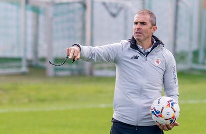 El entrenador del Athletic, Gaizka Garitano, dirige un entrenamiento en Lezama el pasado 3 de diciembre.