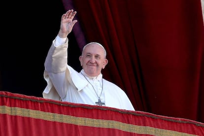 Saudação do papa Francisco de uma sacada do Vaticano nesta quarta-feira.