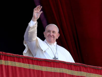 Saudação do papa Francisco de uma sacada do Vaticano nesta quarta-feira.