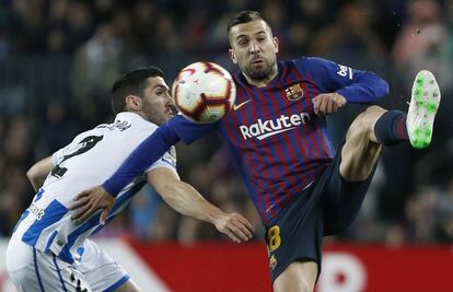 El lateral del FC Barcelona Jordi Alba pelea un balón con Joseba Zaldua, de la Real Sociedad, durante el partido de Liga en Primera División.