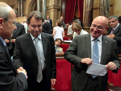 José Montilla saluda a Artur Mas, al termino de un pleno de 2010 sobre el Estatut.