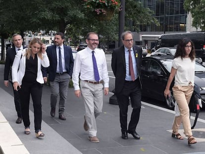 El president de la Generalitat de Catalunya, Quim Torra (2d), camina per Washington amb alguns membres de la seva comitiva.