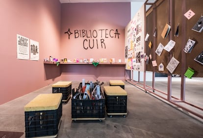 Objetos de los movimientos 'queer' y feminista en una de las salas del MUAC.