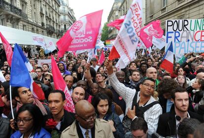 Los partidarios de François Hollande, con banderas y pancartas, han comenzado desde temprano a congregarse a las afueras de la sede del partido en París.