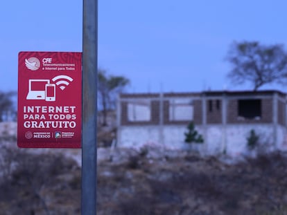 Un cartel del programa 'Internet para todos gratuito' en Chinameca (Morelos), el 10 de abril de 2023.