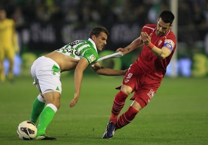 Negredo agarra a Amaya en su pugna por el balón.