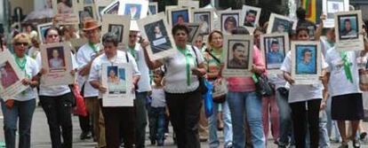 Las Madres de la Candelaria, con fotos de familiares desaparecidos, durante una manifestacin en Medelln.