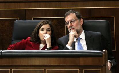 El presidente del Gobierno en funciones, Mariano Rajoy, y la vicepresidenta, Soraya S&aacute;enz de Santamar&iacute;a, durante la constituci&oacute;n del nuevo Congreso de los Diputados.