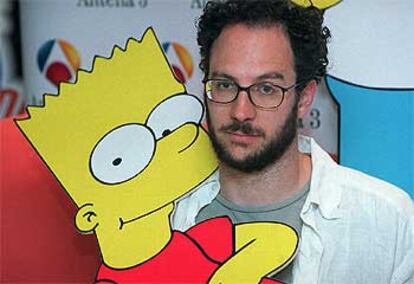 El productor ejecutivo de <i>Los Simpson</i> Matt Selman, junto a Bart Simpson, en Madrid.