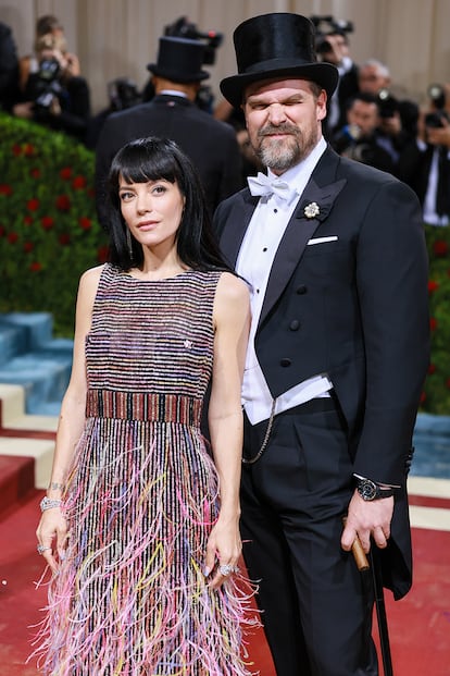 El matrimonio formado por Lily Allen (de Chanel) y David Harbour.