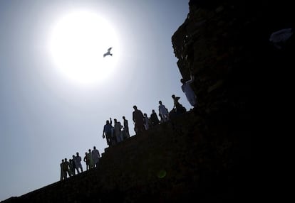 Musulmanes orando al amanecer en las ruinas de la mezquita Feroz Shah Kotla durante el 'Eid al-Adha', que anuncia el fin de la peregrinación a La Meca, en Nueva Delhi (India).