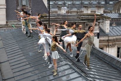 Bailarines actúan encima de un tejado, durante la ceremonia inaugural de los Juegos Olímpicos. 