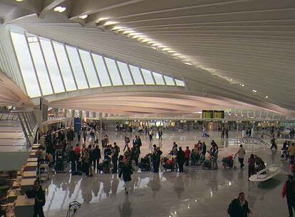 Pasajeros en el aeropuerto vizcaíno de Loiu.