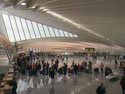 Pasajeros en el aeropuerto vizcaíno de Loiu.