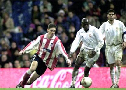 Torres conduce el balón ante Makelele y Hierro durante un amistoso hace un año.