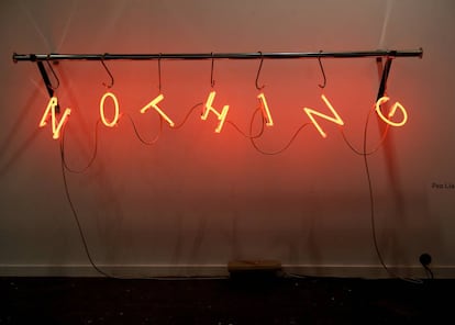 'Nothing', un poema visual de Pep Llambia, relacionado con el ser humano y su entorno; en el caso de este artículo sobre las contradicciones: el coleccionismo y el consumo, la incitación a comprar frente a la capacidad de admirar en este mismo artículo, la mercantilización del arte y la necesidad de vivir de él. Esta pieza participó en la edición de ARCO de 2013. |