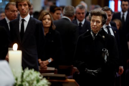 La princesa Ana de Inglaterra, hermana del rey Carlos III, asiste al funeral en la catedral de Atenas. Constantino fue coronado rey en 1964 a la muerte de su padre y ese mismo año contrajo matrimonio con Ana María de Dinamarca. En una Grecia inestable, su reinado acabó engullido por la crisis política y el golpe de Estado de los militares, en 1967. 