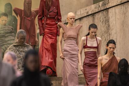 Varias modelos en el desfile de Rick Owens, el 28 de septiembre de 2023, en la semana de la moda de París.