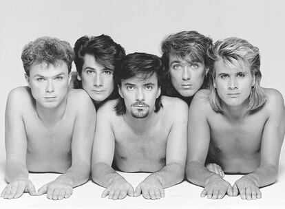 <b>De izquierda a derecha, Gary Kemp, Tony Hadley, John Keeble, Martin Kemp y Steve Norman, en una imagen de 1985. ¡Viva la laca!</b>