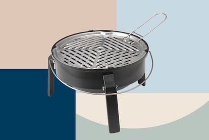 <p>Es el rey de la BBQ y del DIY. Pues no le des más vueltas, <a href="https://www.ikea.com/es/es/productos/productos-cocina/electrodomesticos/barbacoas/korp%C3%B6n-barbacoa-carb%C3%B3n-port%C3%A1til-negro-art-50283431/" rel="nofollow" target="_blank">pásate por Ikea y hazte con esta barbacoa portátil</a> de carbón para preparar sardinas, chuletillas o una parrillada de verduras a salto de mata. A partir de ahora no se separará de ella. Se la llevará debajo del brazo (mide 19 cm x 35 cm de diámetro) a la playa, a la montaña o a la casa de la sierra. ¡Arriba ese Georgie Dann!</p>