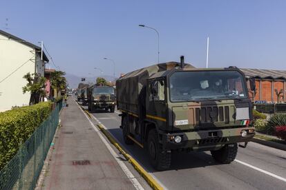 Un vehículo militar sale de la iglesia de San Giuseppe con ataúdes de fallecidos por covid-19.