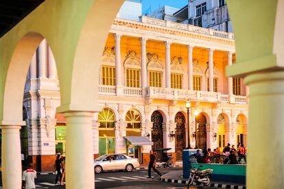 Soportales en una plaza de Santiago de Cuba, la ciudad más caribeña del país. 