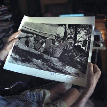 Enrique Meneses sosteniendo una fotografía de Fidel Castro en Sierra Maestra (Cuba)