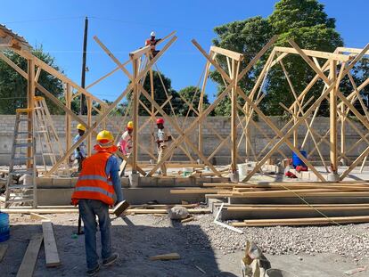 Los equipos de Unicef construyen 228 aulas, 76 baños y 38 oficinas administrativas en los departamentos de Nippes, Grand' Anse y Sud, en asociación con ONG y el Ministerio de Educación de Haití.