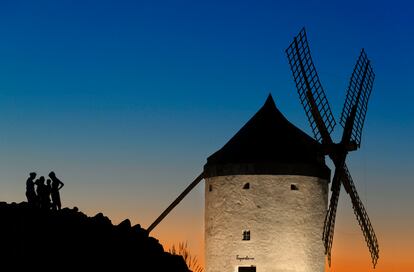 Con sus imponentes molinos de viento, Consuegra es una de las paradas esenciales en la llanura manchega.