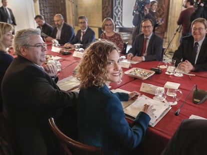 En primer plano, la ministra Meritxell Batet y enfrente, el presidente valenciano Ximo Puig.