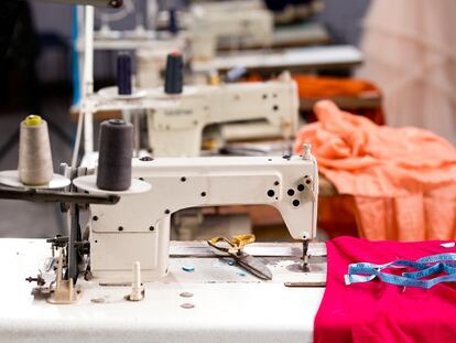Máquinas de coser y herramientas de confección en una fábrica textil.