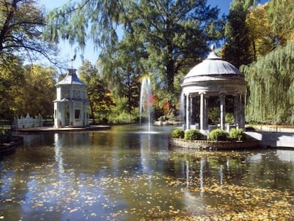 Estanque del Jardín del Príncipe, en Aranjuez, con el pabellón chinesco (a la izquierda).