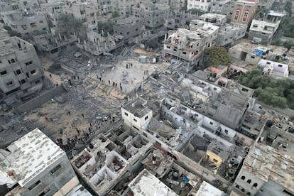 Labores de rescate tras un bombardeo en la Ciudad de Gaza este domingo.